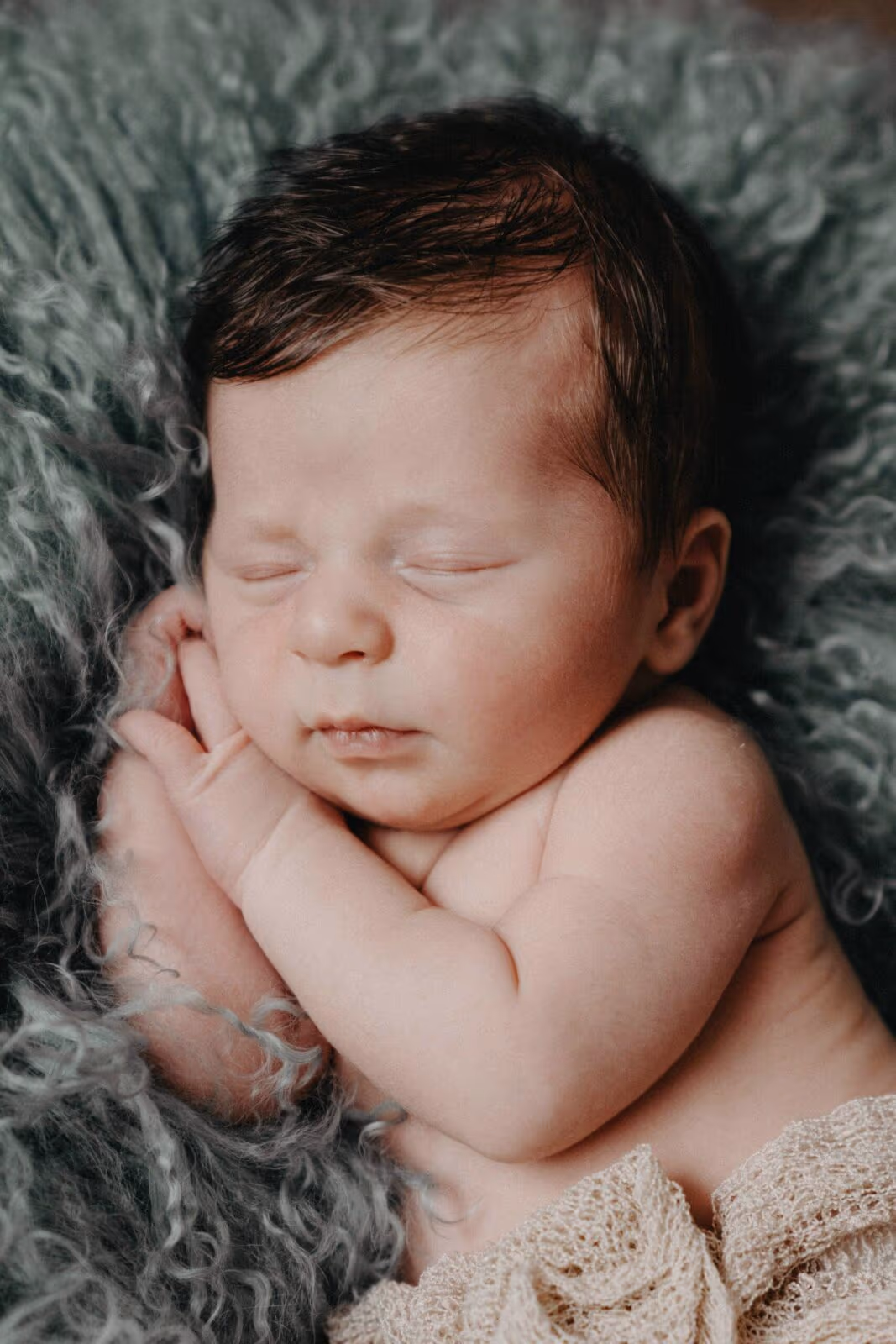 Neugeborenes Baby bei einem Newborn-Shooting Jennifer Schäfer