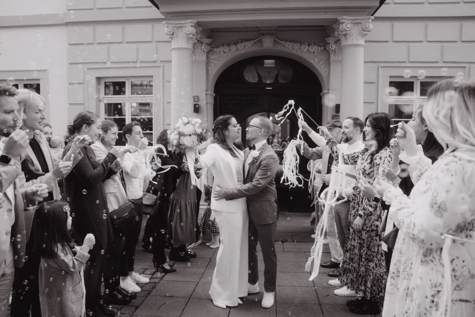 Jennifer Schäfer im Beratungsgespräch vor einem Fotoshooting im Schwarzwald